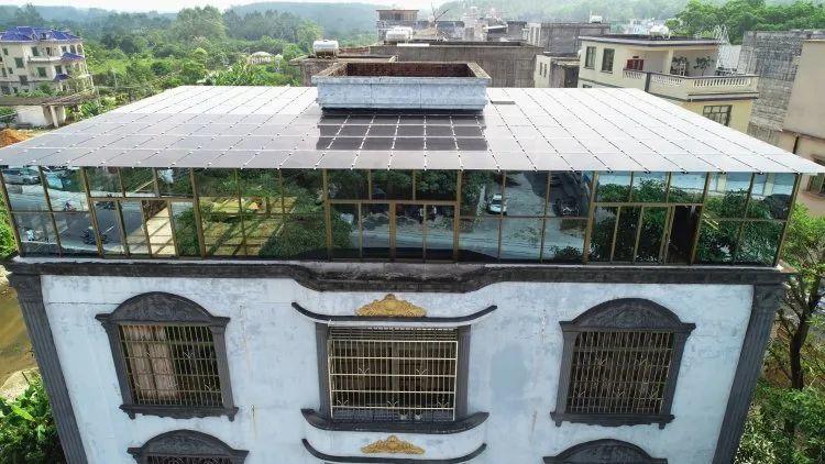 還在裝傳統(tǒng)陽光房？太傻了！如今大家都裝這個，美觀、環(huán)保還能賺錢！