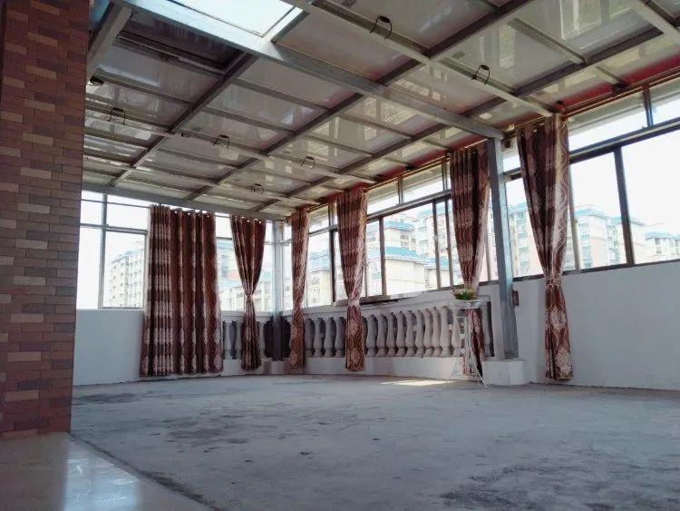 還在裝傳統(tǒng)陽光房？太傻了！如今大家都裝這個，美觀、環(huán)保還能賺錢！