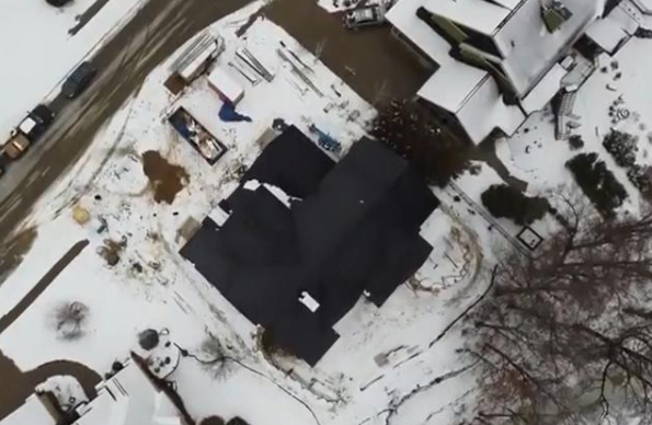 美國(guó)德州大雪斷電，一度電65元！裝了特斯拉光伏屋頂?shù)娜诵α耍。ǜ揭曨l）